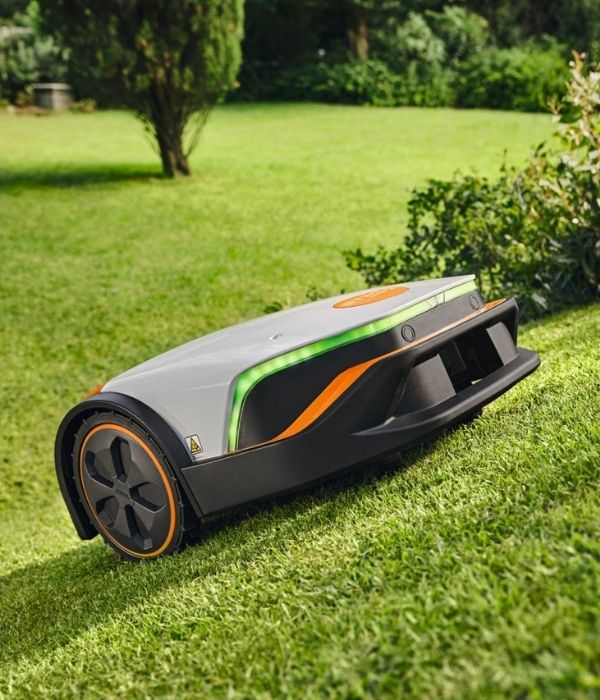 iMOW 5 on Slope in garden